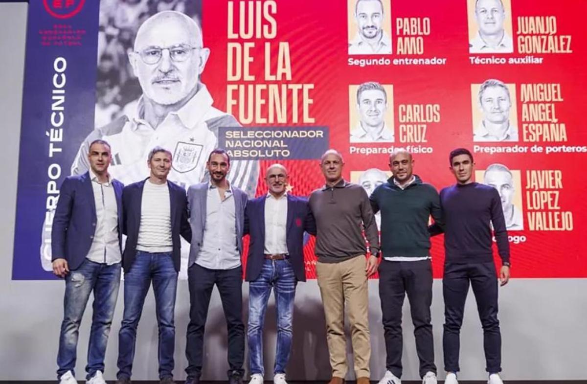 El equipo de De la Fuente. De izquierda a derecha: López Vallejo, Miguel Ángel España, Pablo Amo, Luis de la Fuente, Juanjo González, Pablo Peña y Carlos Cruz.