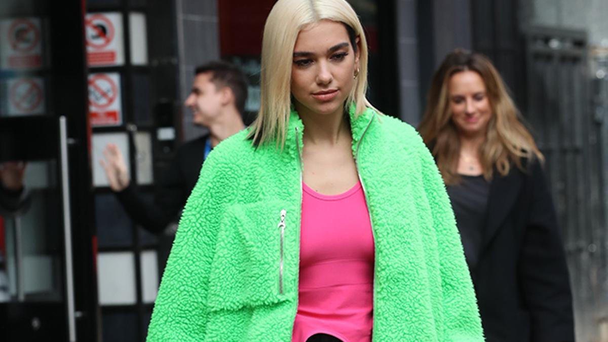 Dua Lipa paseando por las calles de Londres