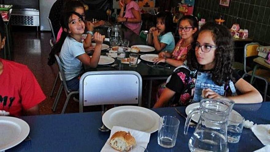 Usuarios del plan de Educación y Bienestar Social &quot;Conviviendo en Verano&quot; durante una de las comidas ofrecidas en el colegio público San Isidro.