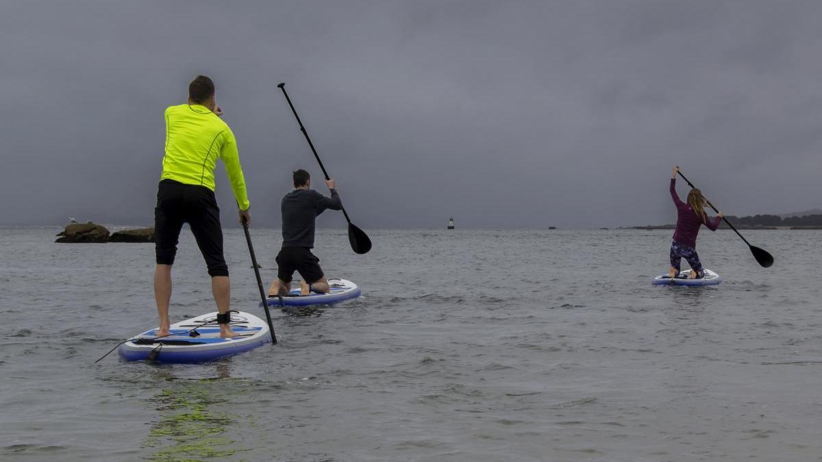 Tres personas practicando &#039;paddle surf&#039; / FDV
