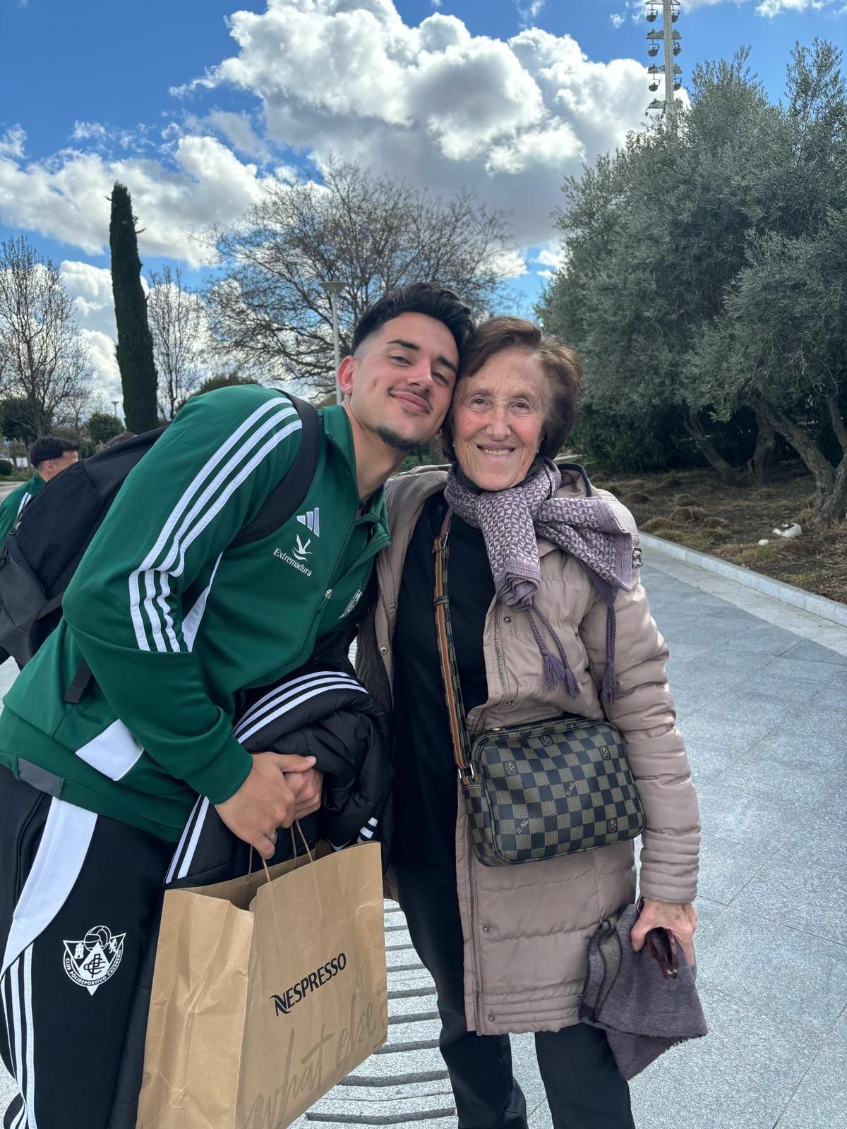 Con su abuela, en Valdebebas, tras el 1-2 al Real Madrid C