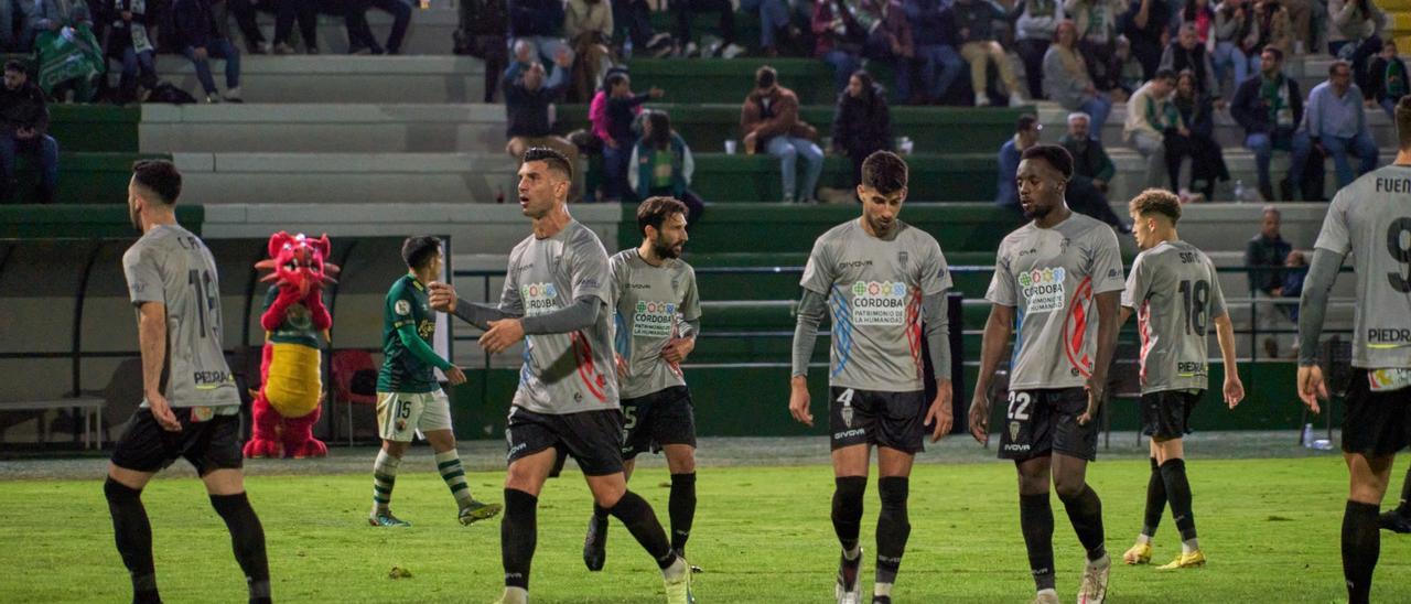 Los jugadores del Córdoba CF, cabizbajos, tras la derrota del sábado en el Príncipe Felipe, ante el Cacereño.