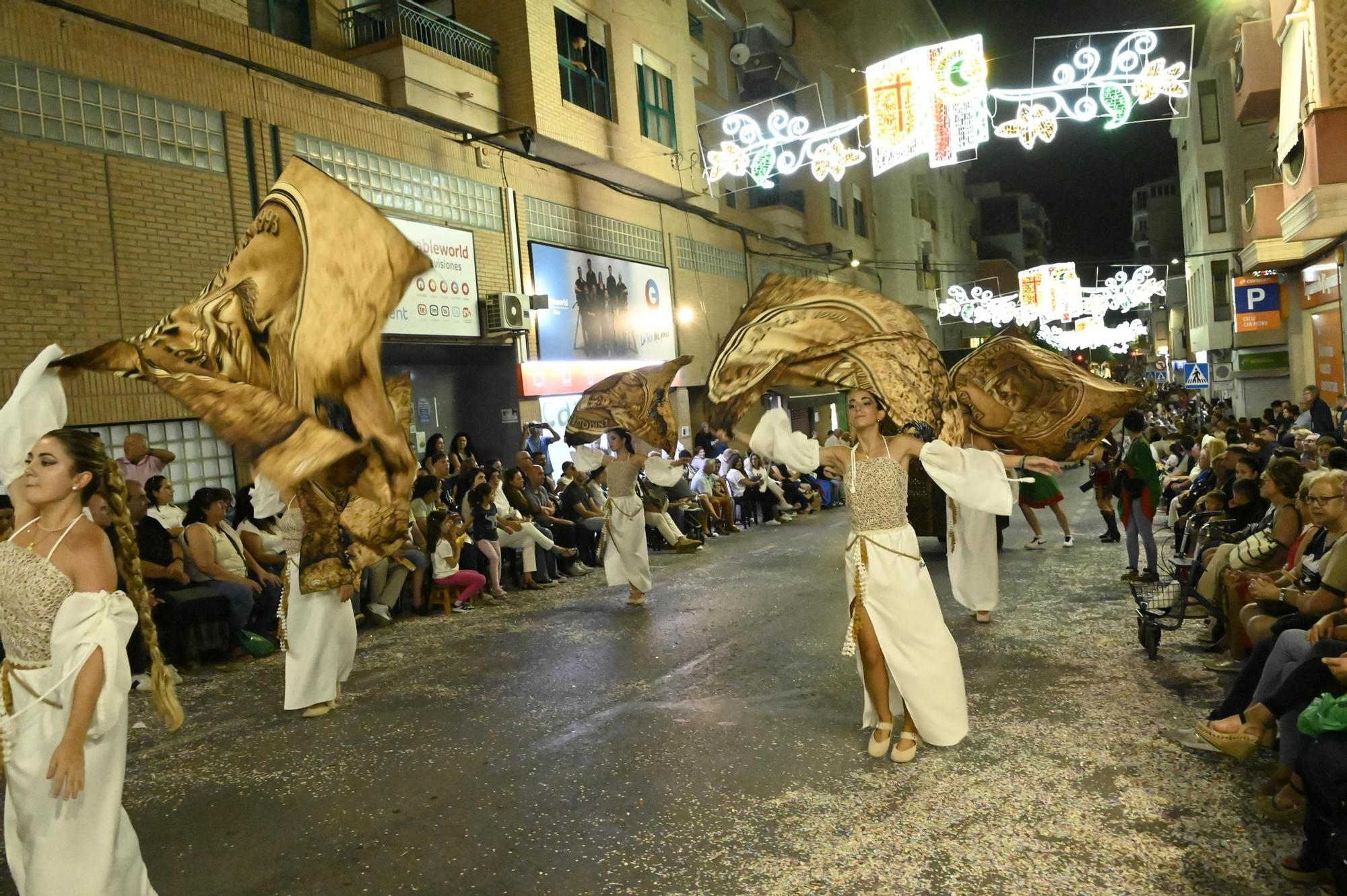 Dragones de San Jorge corona una Entrada Cristiana en Crevillent con un boato de 1.300 participantes