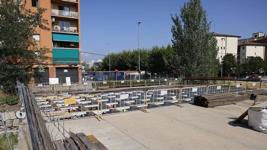 La rehabilitació de les passeres sobre el riu Güell s'atura per l'aparició de més llistons malmesos