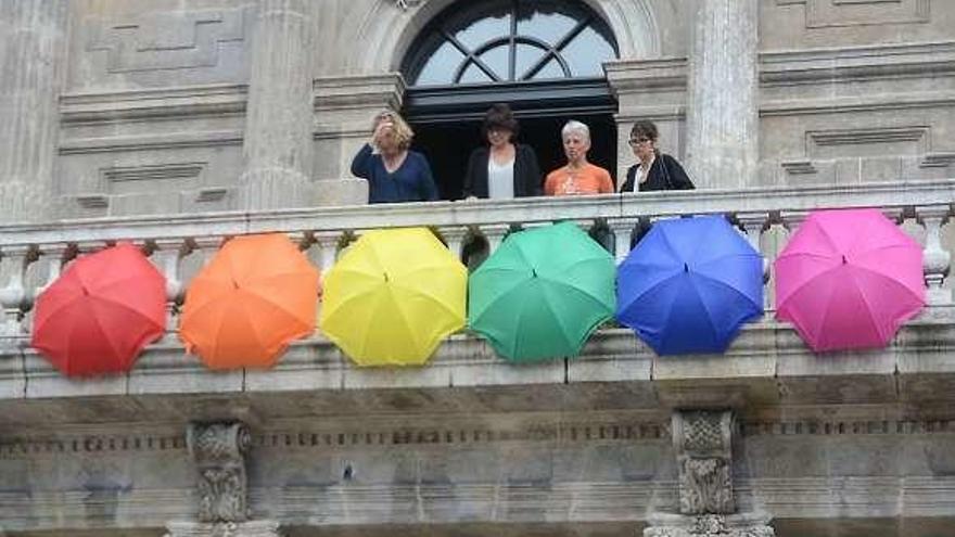 Bandera en el Concello con el arco iris por la diversidad. // R.V.