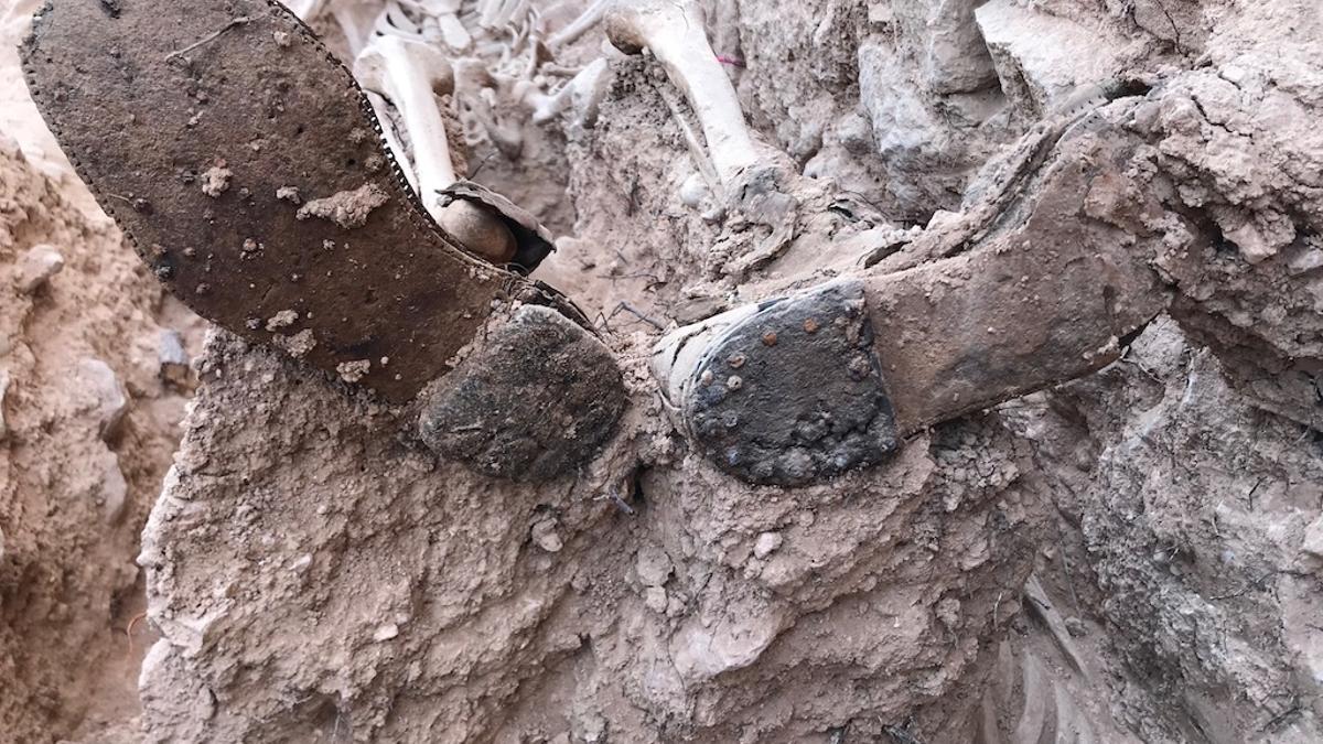 Botas recuperadas durante la intervención en el cementerio de Bovera.