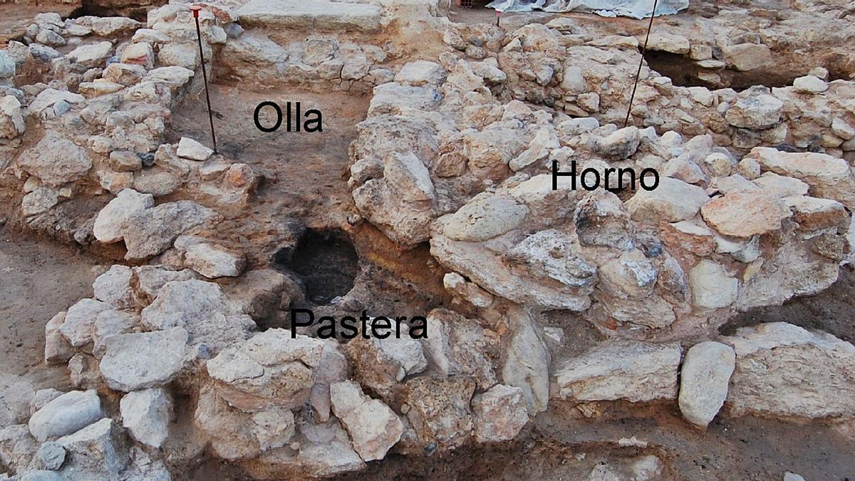 Las diferentes partes del horno, antes de que volviera a cubrirse para protegerlo.