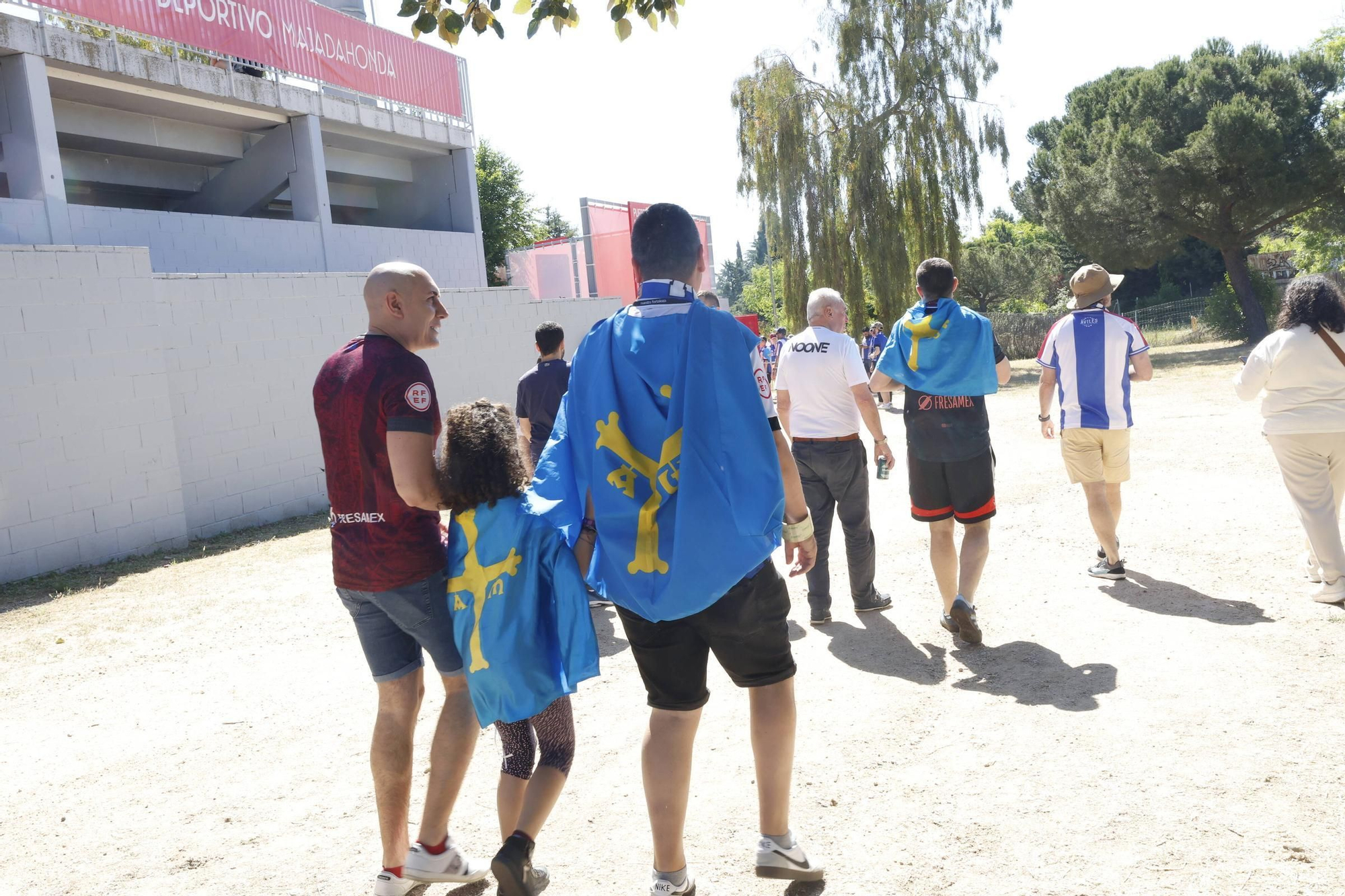 EM IMÁGENES: Multitudinario recibimiento al Avilés en su llegada al campo del Rayo Majadahonda