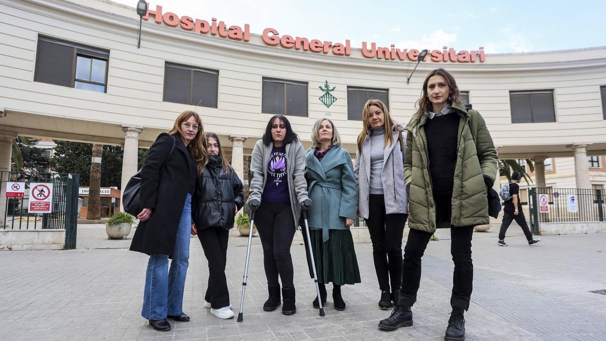 Pilar, Alba, Lydia, Natividad, Cristina y María frente al Hospital General, donde persiste la única unidad especializada de coronavirus en vías de desaparición.