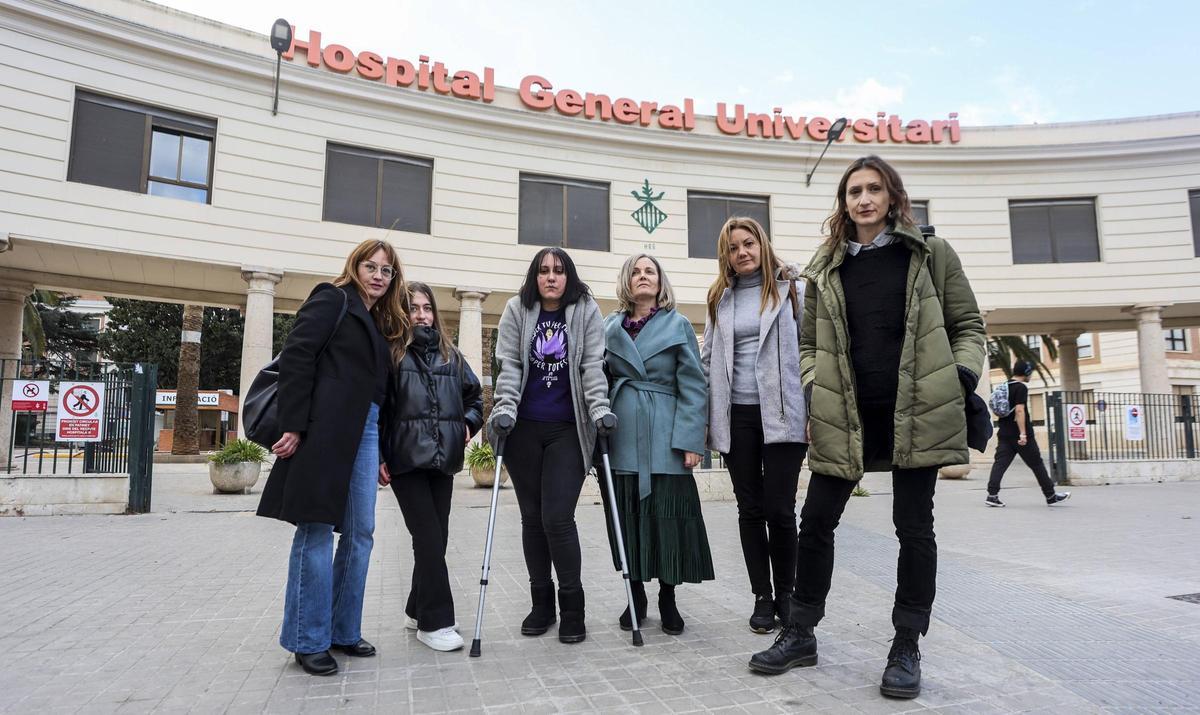 Pilar, Alba, Lydia, Natividad, Cristina y María frente al Hospital General, donde persiste la única unidad especializada de coronavirus en vías de desaparición.