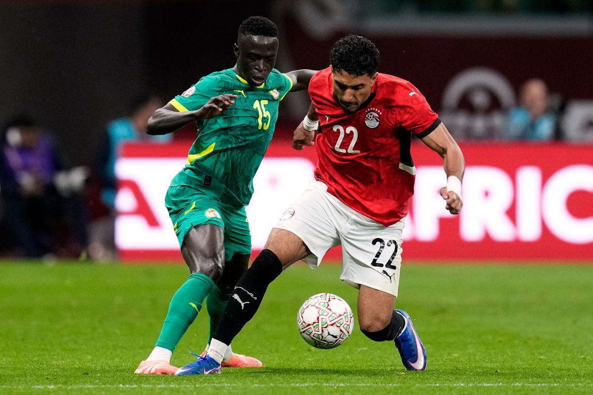 Krepin Diatta pugna un balón con Omar Marmoush