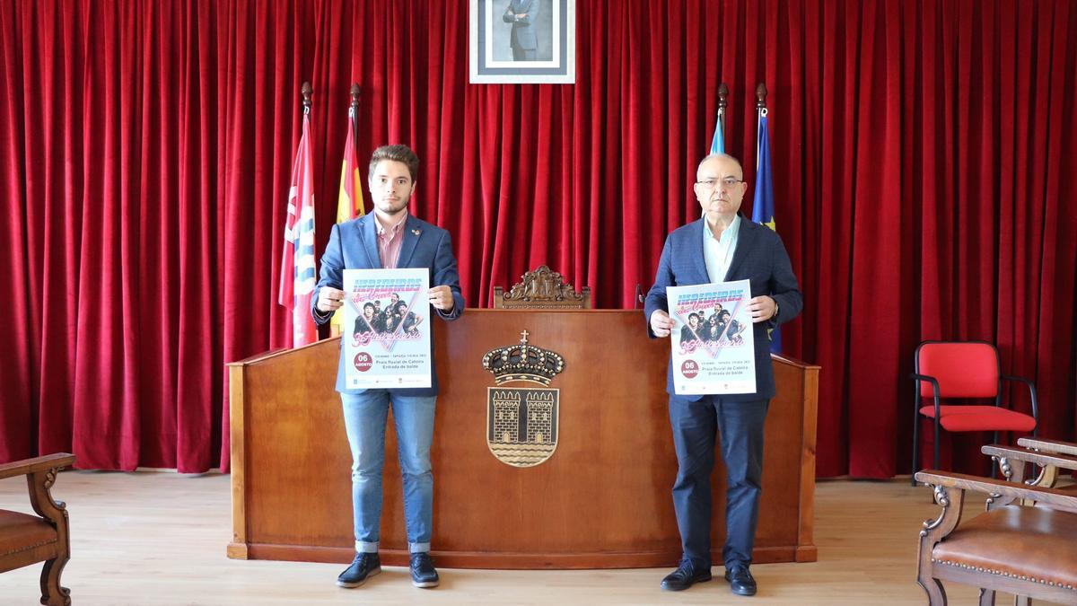 El edil Iván Caamaño y el alcalde, Alberto García, en la presentación del concierto, esta mañana.