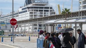 Familiares de los cruceristas bolivianos retenidos, esperando noticias en el puerto de Barcelona.