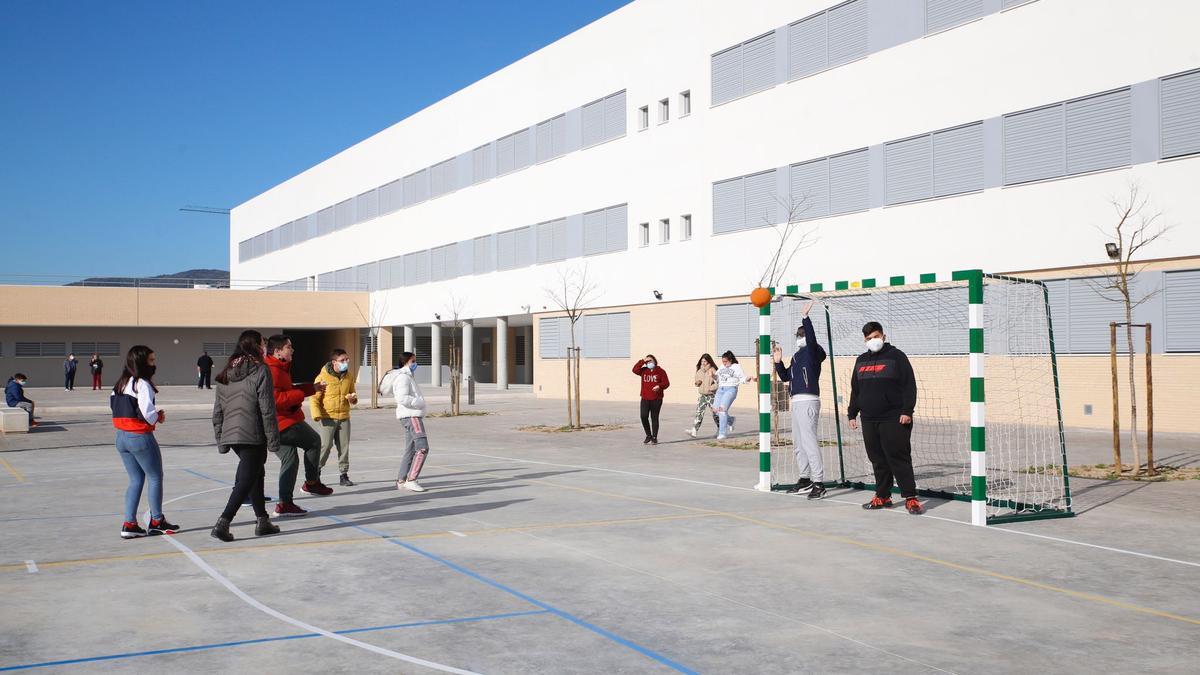 Alumnos en el recreo del nuevo instituto de Miralbaida, que están estrenando.