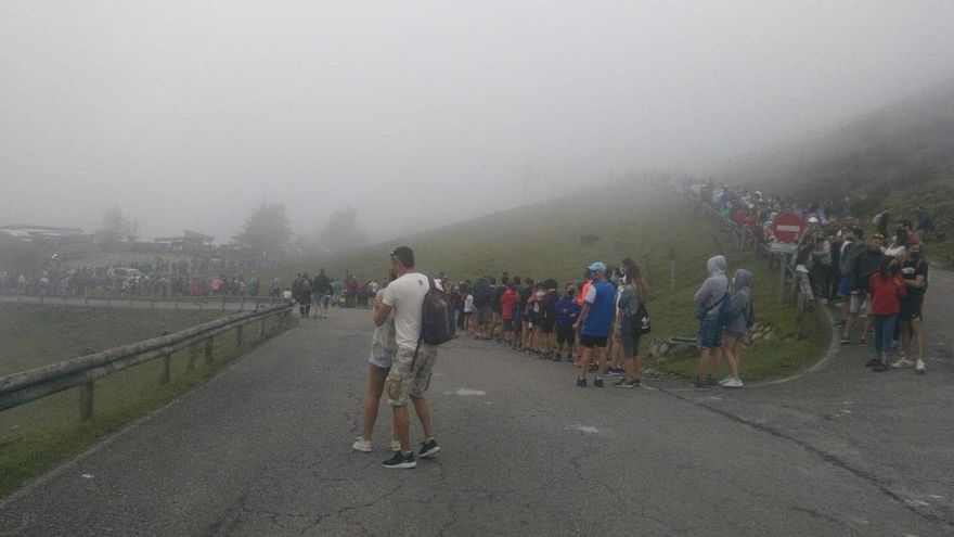 La imagen del verano en los Lagos de Covadonga: colas kilométricas