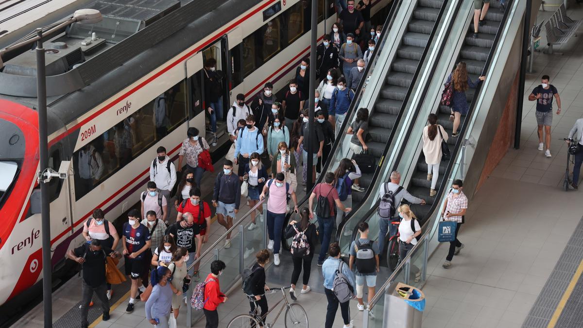 Los usuarios de trenes de cercanías entre Castelló y València han sufrido en otras ocasiones problemas de las obras del tercer hilo.