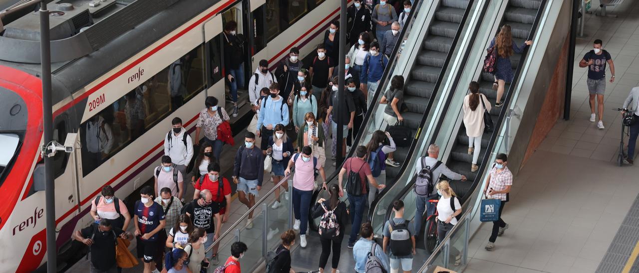 Los usuarios de trenes de cercanías entre Castelló y València han sufrido los problemas de las obras del tercer hilo.