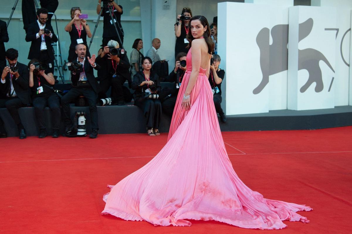 Ana de Armas, con vestido de Louis Vuitton y joyas de Messika, en el Festival de Cine de Venecia