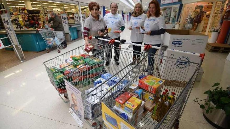 Recogida de alimentos para el Banco en un supermercado. // G. S.