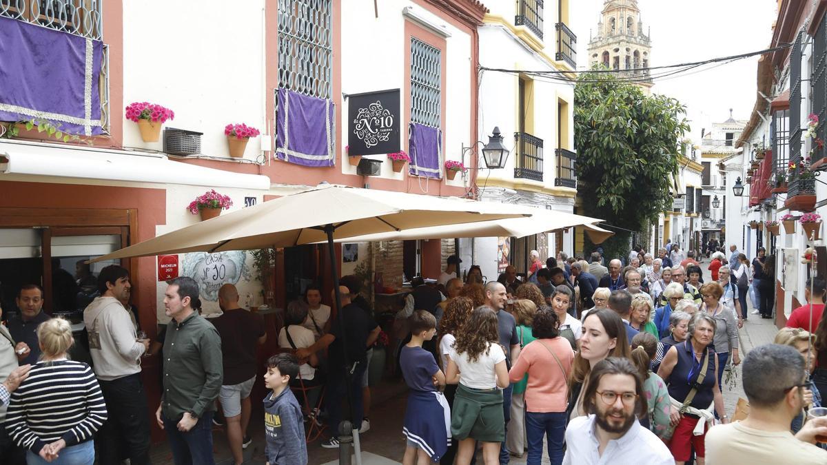Turistas pasean por el casco antiguo de Córdoba.