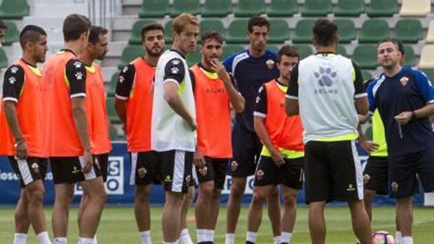 Los jugadores del Elche, ayer, durante el último entrenamiento celebrado en el Martínez Valero.