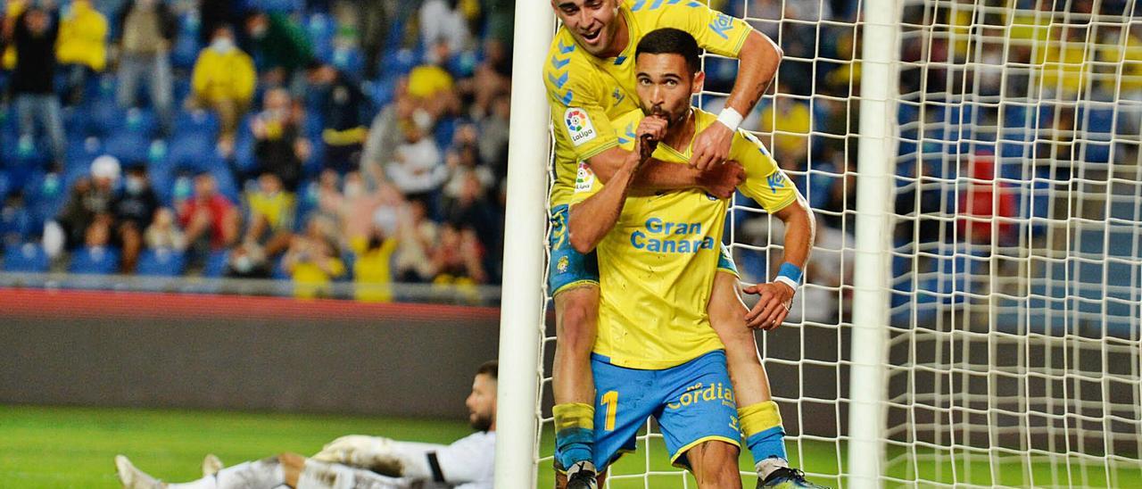 Benito Ramírez celebra el 2-0, con Alberto Moleiro sobre sus hombro, ante la desesperación del meta Jiménez.  | | JOSÉ CARLOS GUERRA