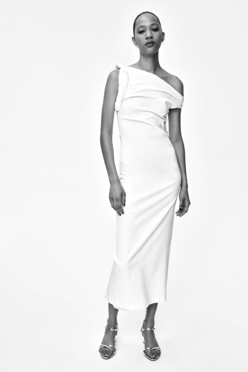 Vestido blanco midi asimétrico con detalle de volante de Zara