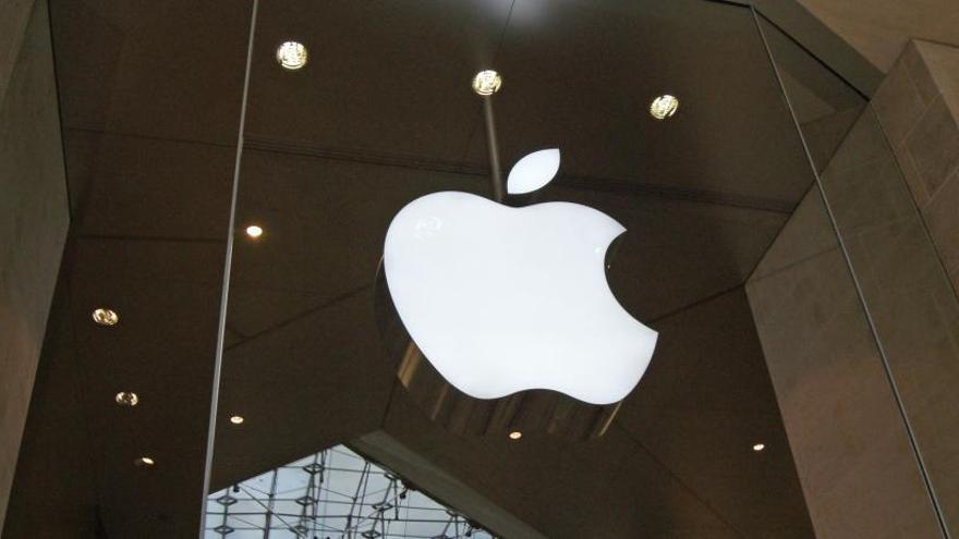 El logo de Apple en una tienda de París.