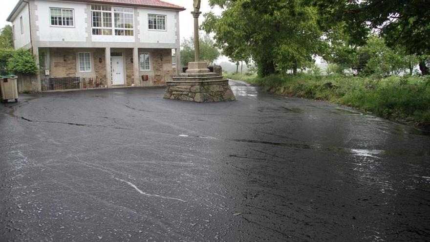 La plaza de acceso a la iglesia de Bermés, ya asfaltada.
