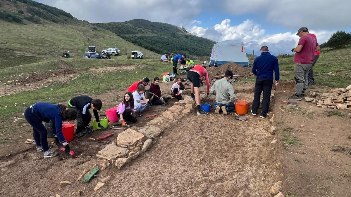 La multitudinaria jornada de puertas abiertas en la excavación aqueológica de la campa de Cueiru, entre Belmonte, Somiedo y Teverga, en imágenes