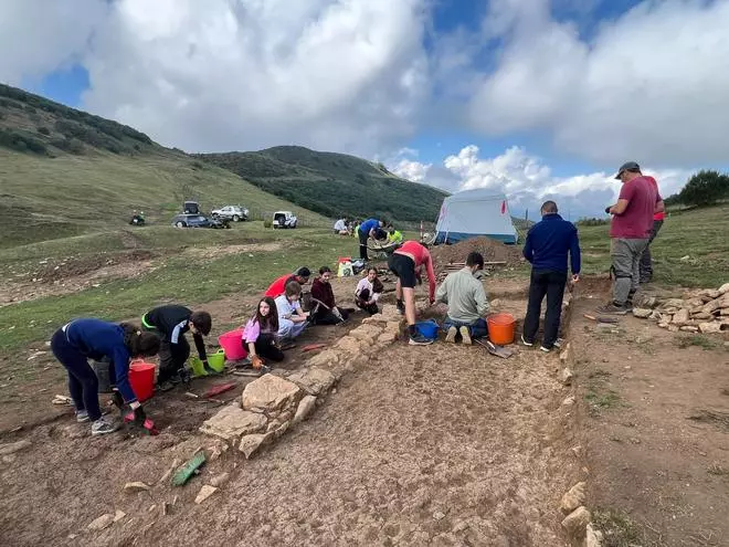 La multitudinaria jornada de puertas abiertas en la excavación aqueológica de la campa de Cueiru, entre Belmonte, Somiedo y Teverga, en imágenes
