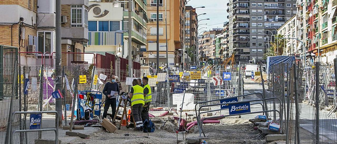 Las obras en Padre Esplá -en imagen de ayer- alcanzan ya su ecuador. | HÉCTOR FUENTES