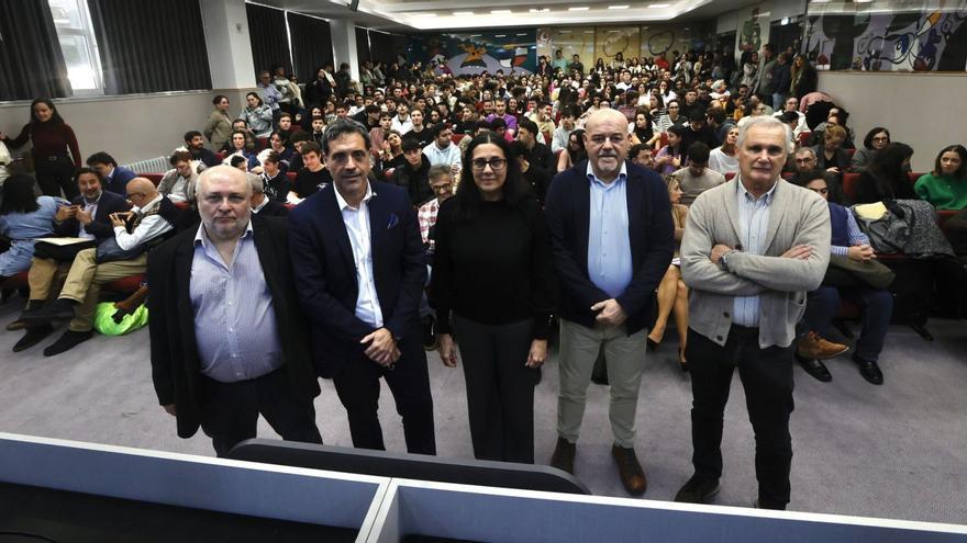 Por la izquierda, José Manuel Paredes, Javier Fernández Teruelo, Regina Fonseca, Javier González Vega y Francisco Bastida, ayer, en una abarrotada aula magna en la Facultad de Derecho.
