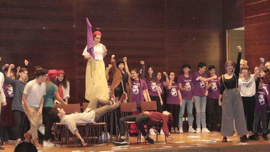 Arriba, un momento de la representación de &quot;Miserabeis&quot;, del IES Illa de Ons. A la izq., los premiados en el concurso &quot;A igualdade no traballo&quot;, ayer en el Centro Social do Mar de Bueu. // Santos Álvarez