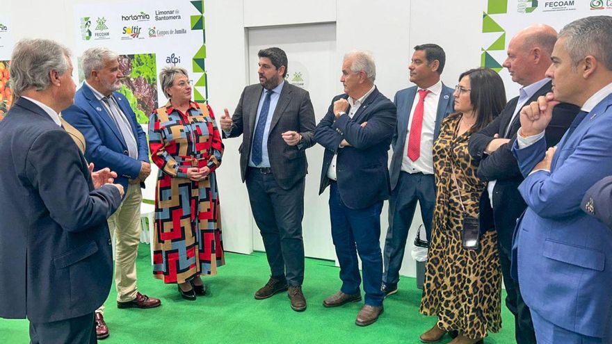 El presidente regional, López Miras, conversa con el presidente de Fecoam, Santiago Martínez, en el estand de la federación en Berlín Fruit Logistica 2025.