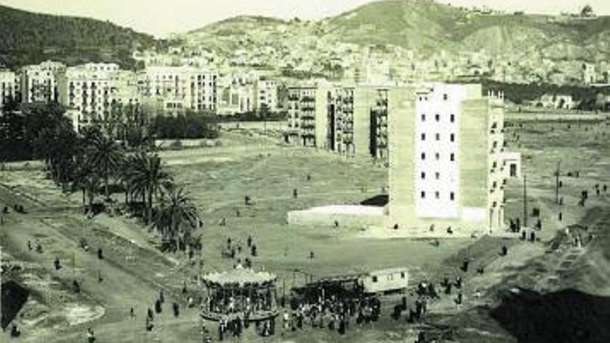 La plaza  de Joanic y las calles de Escorial y Pi i Margall, en los años 30.
 