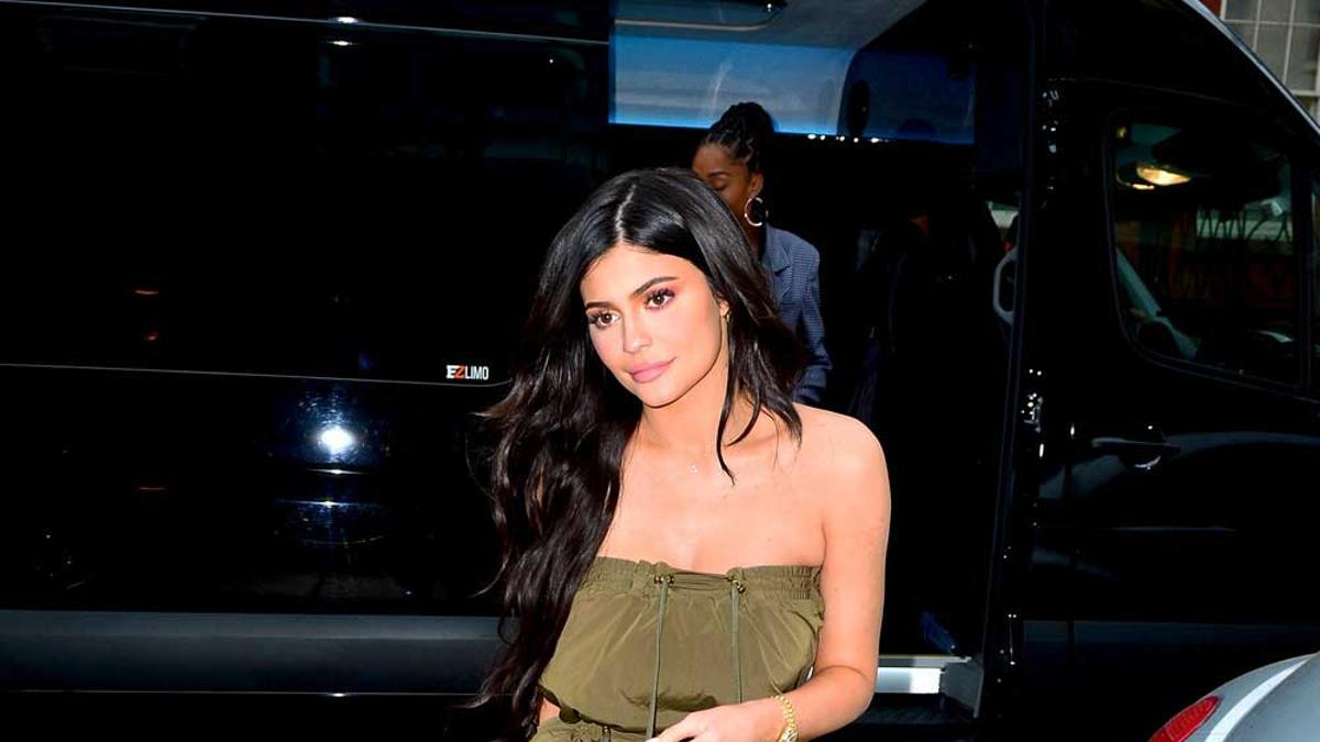 Kylie Jenner, espectacular con un mono en color verde militar