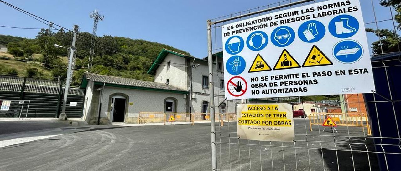 Obras en la estación de Pola de Lena.