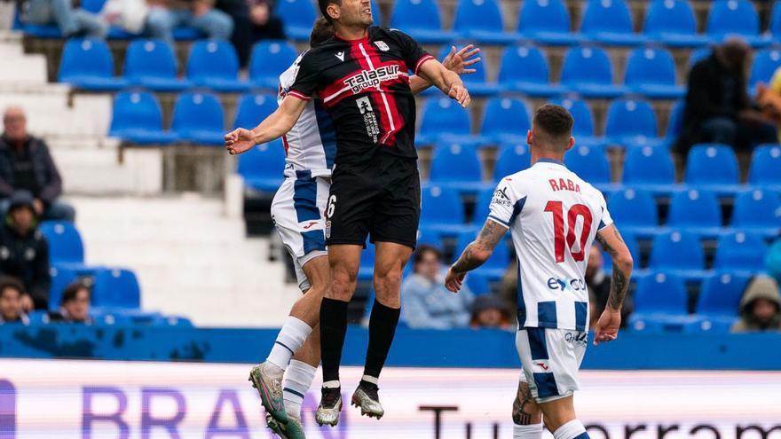 Andy Rodríguez pugna por un balón aéreo en el partido ante el Leganés. | LOF