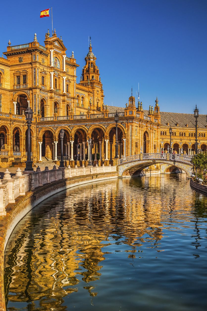 La plaza de España es uno de los lugares más emblemáticos de Sevilla.