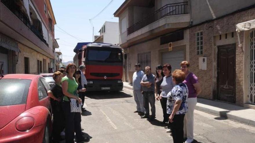 Los vecinos de Desamparados exigen a Adif que regule el tráfico de vehículos pesados