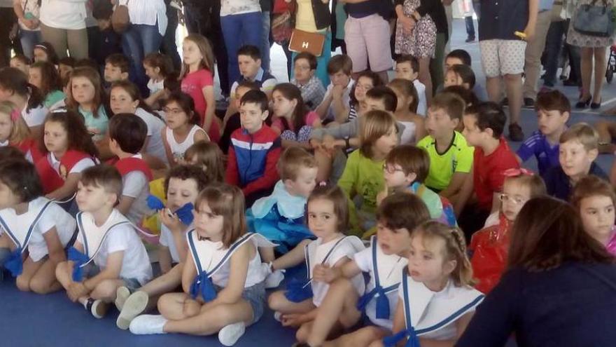 Los escolares, durante el acto en el centro educativo.