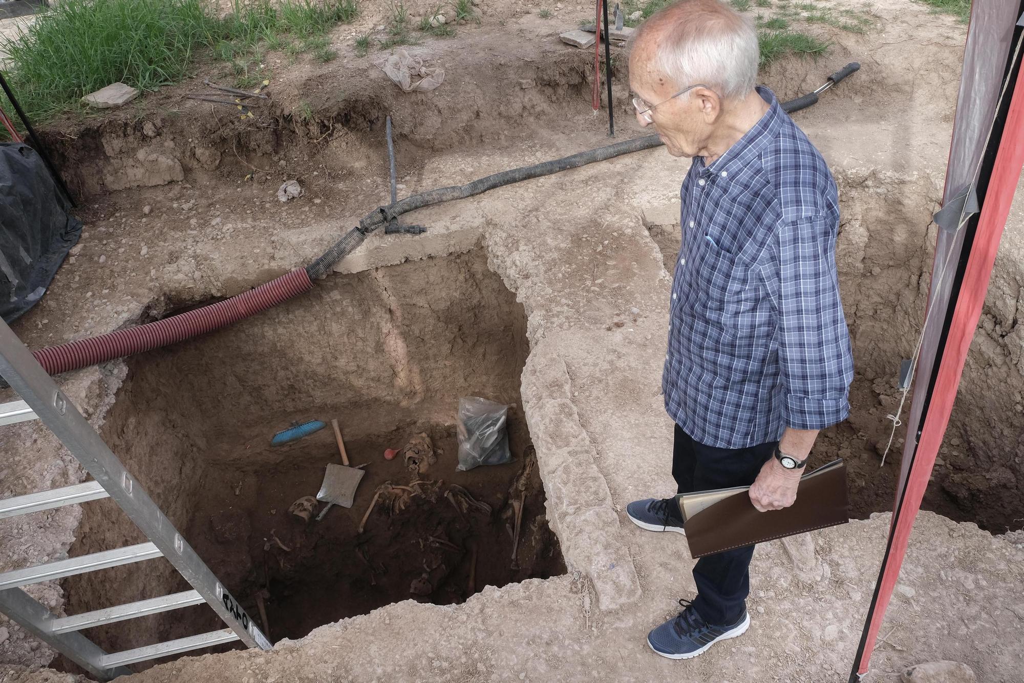 El eldense Vicente Olcina Vera en el Cementerio de Alicante ante los restos mortales de los fusilados por el régimen franquista.