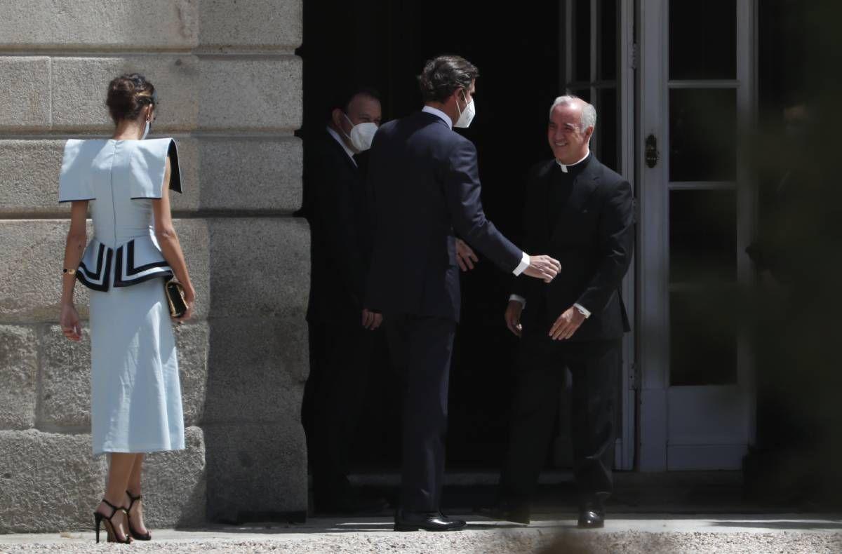 Detalle de la espalda del look de Inés Domeq en la boda de Carlos Fitz James Stuart y Belén Corsini