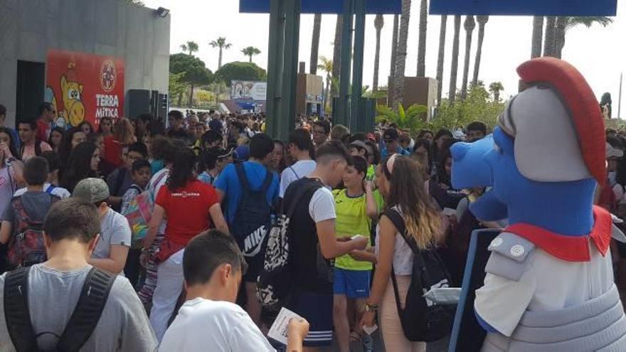 Un grupo de personas, ayer en la entrada del parque.