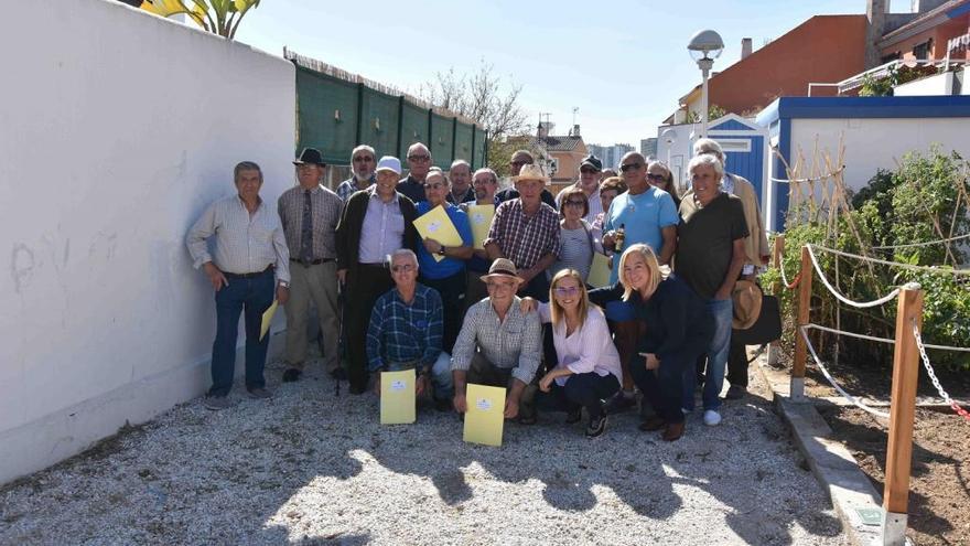 La alcaldesa de Fuengirola, Ana Mula, con los adjudicatarios de los huertos urbanos.