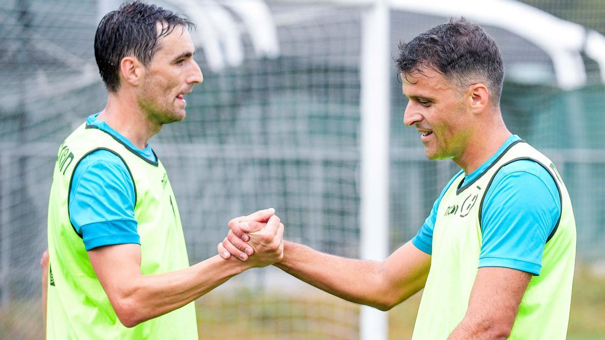 De Burgos Bengoetxea y Gil Manzano se saludan tras un esfuerzo físico.