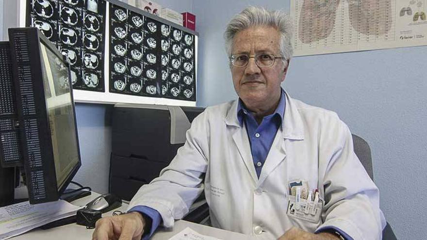 Julio Sánchez de Cos, neumólogo del Hospital San Pedro de Alcántara de Cáceres: &quot;Un 90% de los pacientes de cáncer de pulmón han sido fumadores activos&quot;
