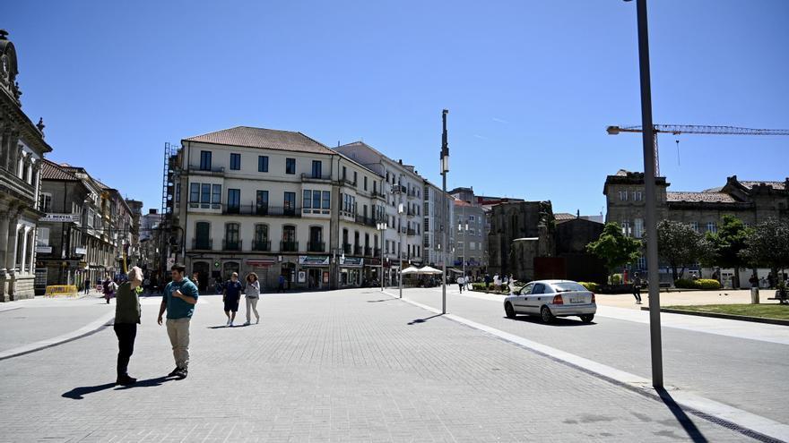 El modelo que no todos respetan: cada día aún pasa una media de 1.100 coches por la Praza de España