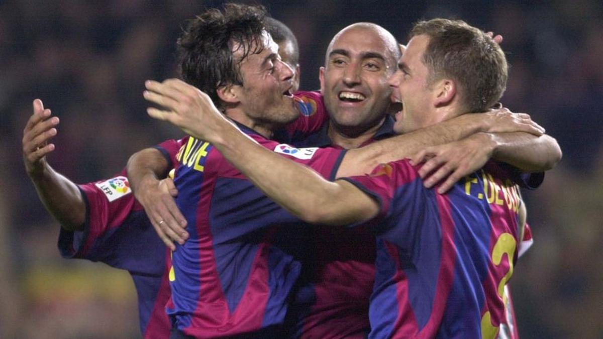 Abelardo celebra un gol del Barcelona junto a Luis Enrique y Frank de Boer.